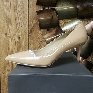 ANN TAYLOR- ERYN PATENT KITTEN PUMP